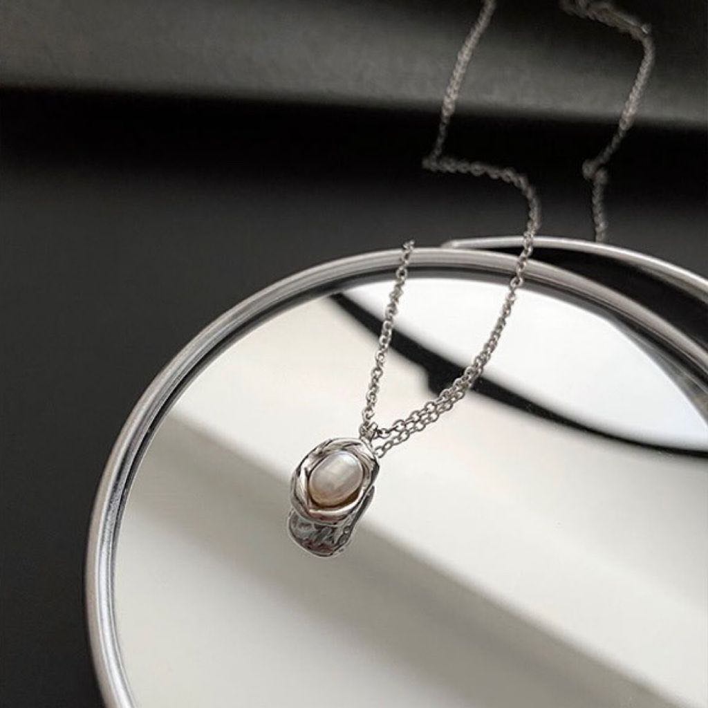 Small Pearl Pendant Necklace